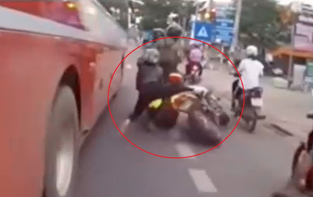 Nam thanh niên điều khiển mô tô phân khối lớn, chở theo bạn gái, tự gây tai nạn trên quốc lộ 20