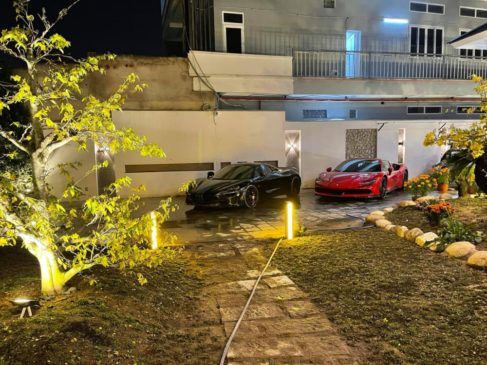 Cặp đôi siêu xe McLaren 720S Spider màu đen và Ferrari SF90 Stradale lúc còn chung garage