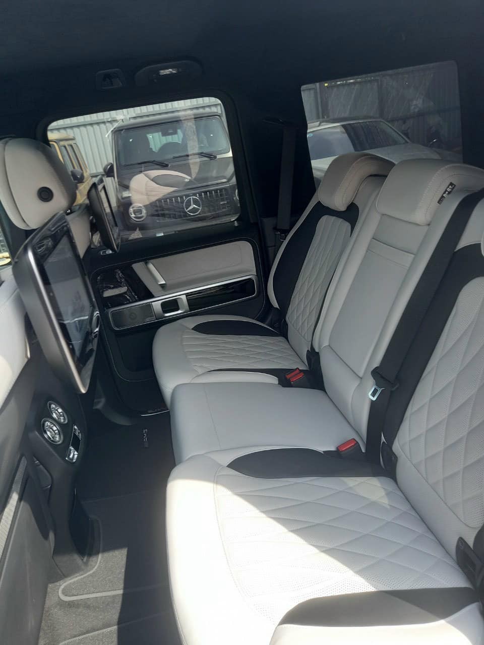 H&agrave;ng ghế sau của Mercedes-AMG G63 m&agrave;u Rubellite Red phối ghế ngồi kem v&agrave; đen