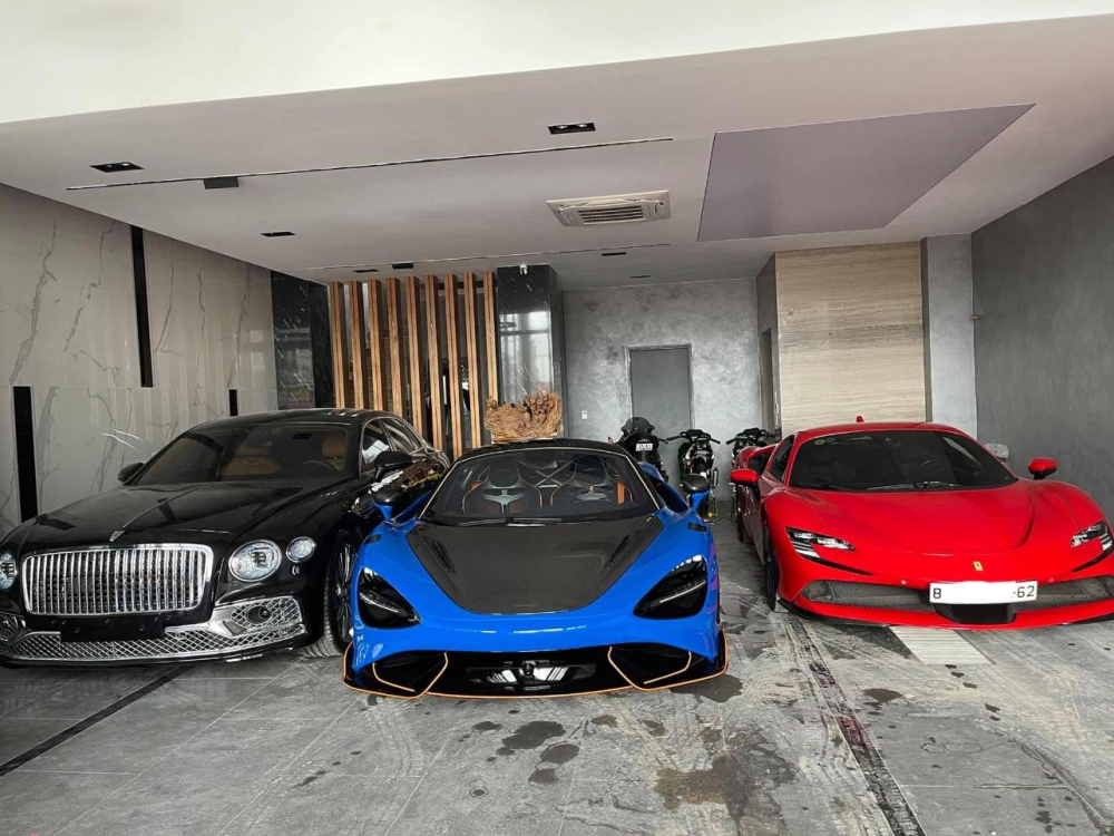 Siêu xe McLaren 765LT cùng Ferrari SF90 Stradale và chiếc xe siêu sang Bentley Flying Spur First Edition