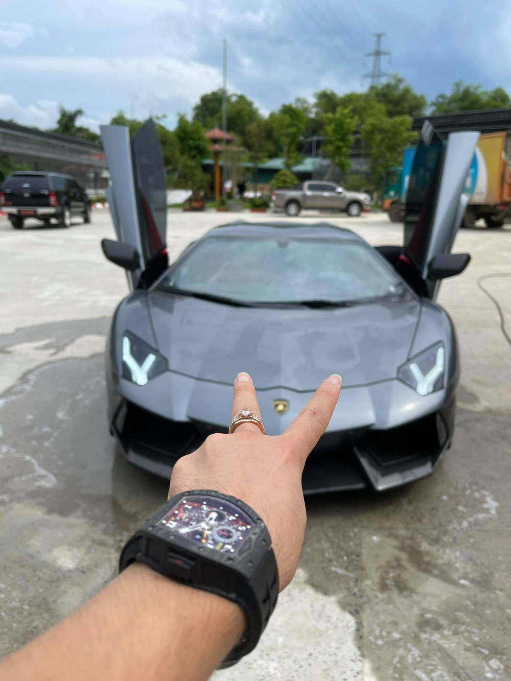 Đại gia lan đột biến ch&agrave;o đ&oacute;n si&ecirc;u xe Lamborghini Aventador LP700-4 mới ra tỉnh H&ograve;a B&igrave;nh chơi
