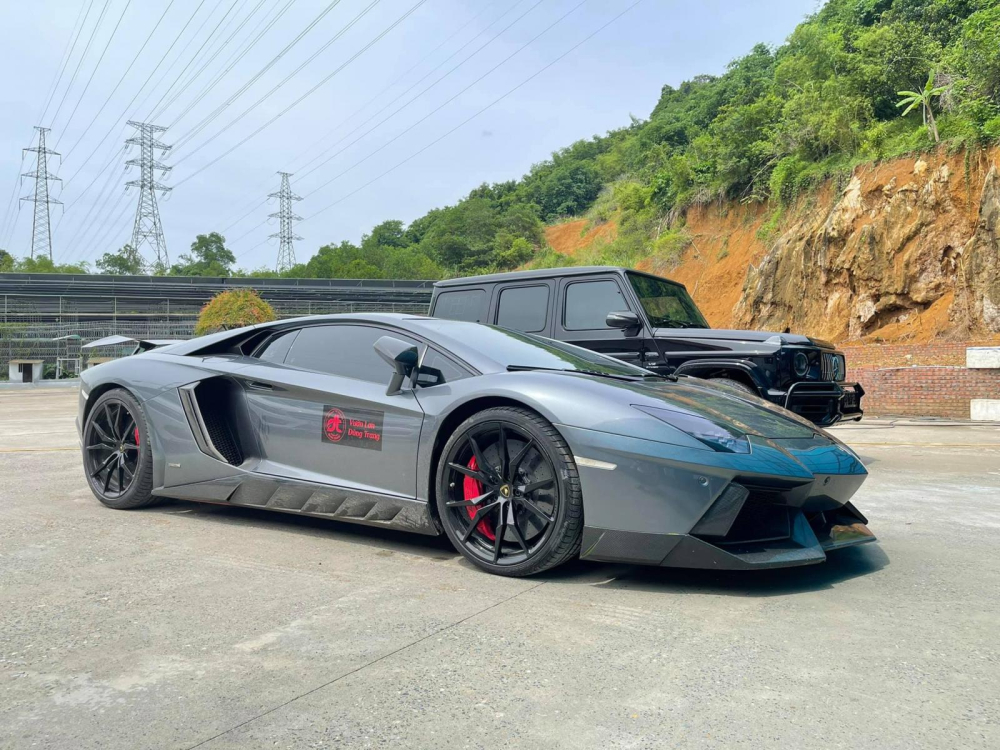 C&aacute;c đại gia lan đột biến n&agrave;y cũng vừa mới tậu si&ecirc;u xe Lamborghini Aventador LP700-4, đỗ b&ecirc;n cạnh l&agrave; chiếc xe Mercedes-AMG G63 