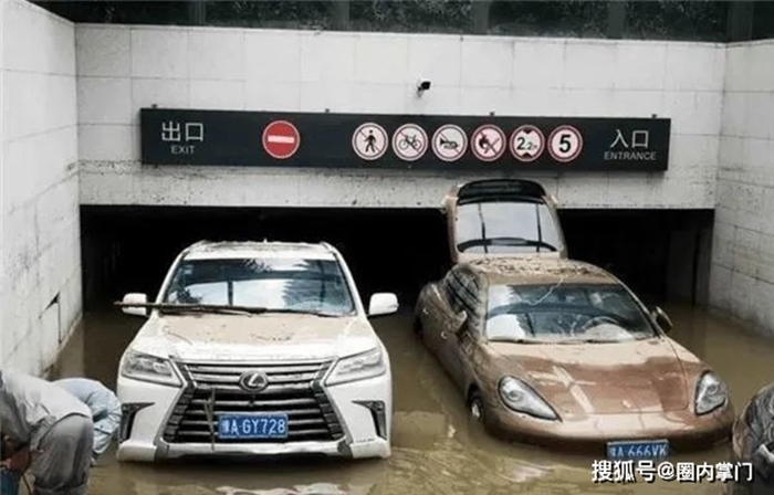 Những chiếc xe trong hầm này đều là dòng xe đắt tiền, trong ảnh là Lexus LX570 và Porsche Panamera