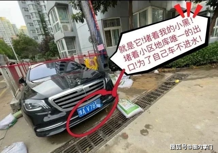 Hình ảnh chiếc xe Mercedes-Benz S-Class đỗ trước cửa hầm được cư dân mạng chia sẻ