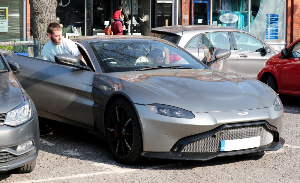 De Gea trong 1 lần lái chiếc xe Aston Martin V8 Vantage