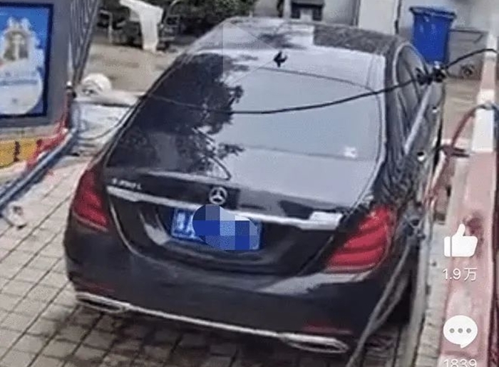 Bản án thích đáng đang chờ chủ nhân chiếc xe Mercedes-Benz S-Class ở phía trước