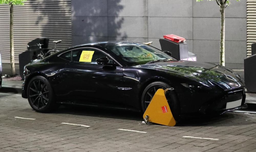 Câu chuyện De Gea bị cảnh sát khóa bánh xe Aston Martin V8 Vantage vì chưa đóng thuế đã gây chú ý trên mạng