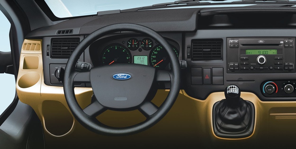 Khoang lái bên trong xe Ford Transit 2021.