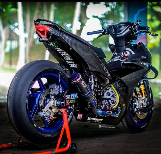 Yamaha Exciter sở hữu nồi c&ocirc;n kh&ocirc;, lon p&ocirc; độ v&agrave; d&agrave;n ch&acirc;n ph&acirc;n khối lớn