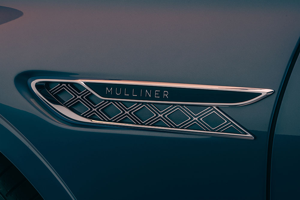 Biểu tượng Flying B sau chắn bùn trước của Bentley Flying Spur Mulliner 2022