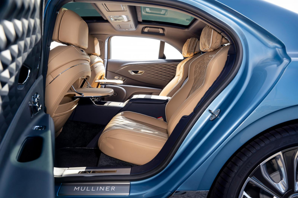 Bàn dã ngoại sau lưng ghế trước của Bentley Flying Spur Mulliner 2022