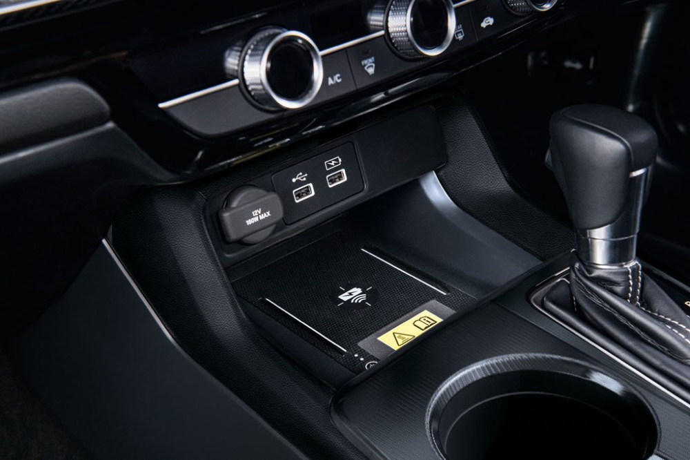 Honda Civic 2022 ở Singapore c&oacute; sạc điện thoại th&ocirc;ng minh kh&ocirc;ng d&acirc;y