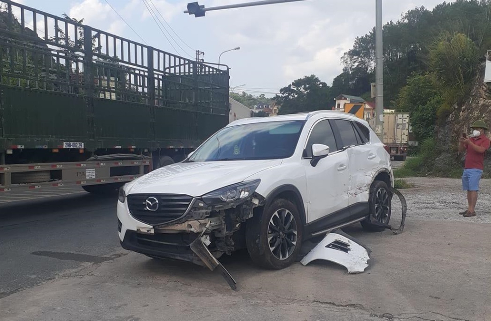 Chiếc Mazda CX-5 bị biến dạng đầu xe sau vụ tai nạn