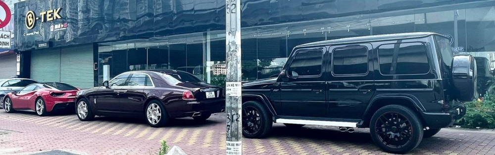 D&agrave;n si&ecirc;u xe, xe si&ecirc;u sang v&agrave; SUV hạng sang đỗ tr&ecirc;n vỉa h&egrave; trong l&uacute;c H&agrave; Nội đang gi&atilde;n c&aacute;ch x&atilde; hội theo Chỉ thị 16. Ảnh: Huy Tuấn