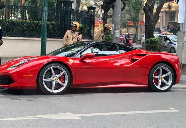 Si&ecirc;u xe Ferrari 488 GTB đỏ rực tr&ecirc;n phố Thủ Đ&ocirc;