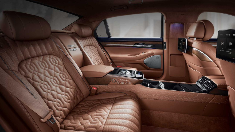 2 ghế sau của Genesis G90 Limousine có khoảng duỗi chân rộng rãi 2 ghế sau của Genesis G90 Limousine có khoảng duỗi chân rộng rãi