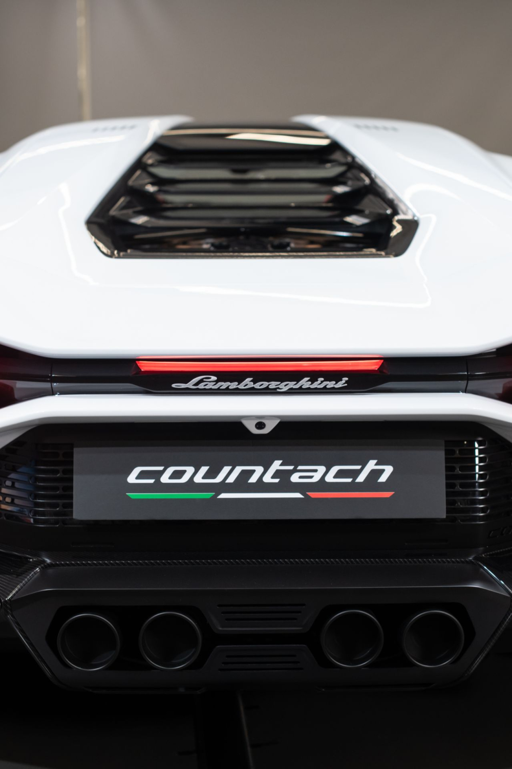 4 ống xả của Lamborghini Countach LPI 800-4 2022 4 ống xả của Lamborghini Countach LPI 800-4 2022