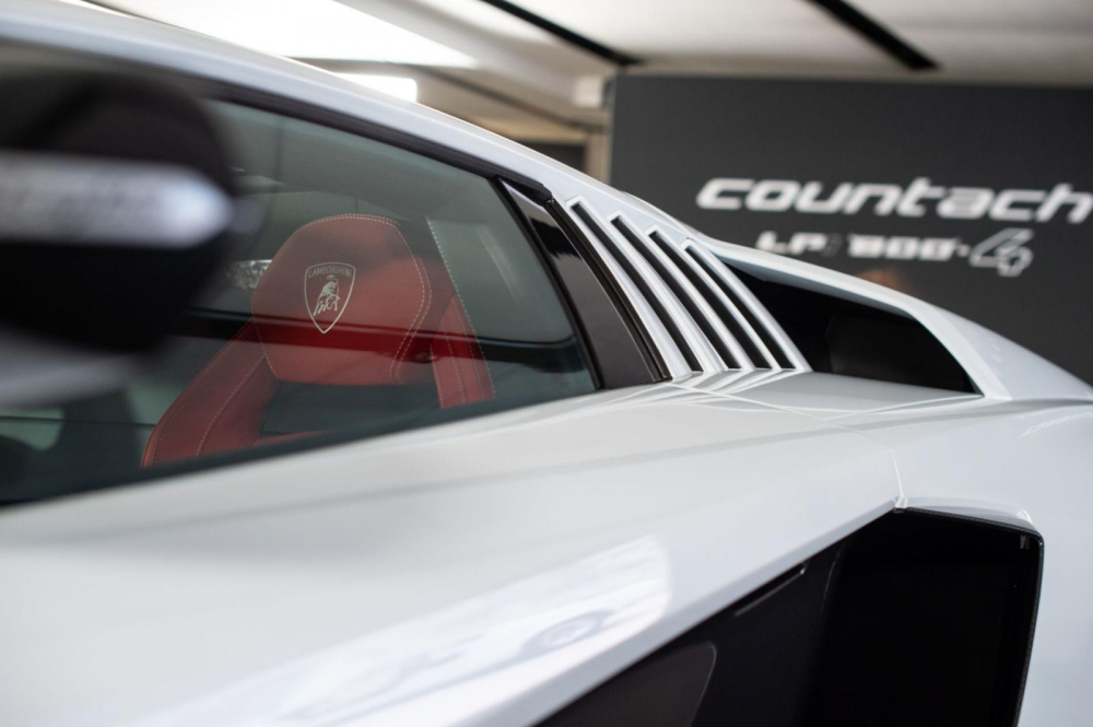 Khe gió sau kính cửa sổ của Lamborghini Countach LPI 800-4 2022 Khe gió sau kính cửa sổ của Lamborghini Countach LPI 800-4 2022