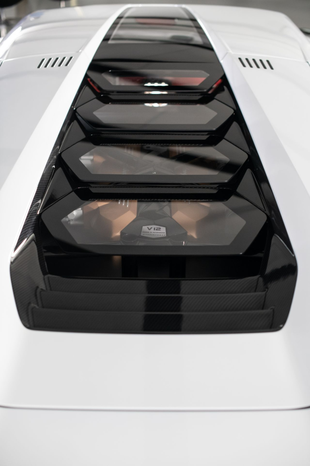 Nóc thiết kế kiểu kính tiềm vọng của Lamborghini Countach LPI 800-4 2022 Nóc thiết kế kiểu kính tiềm vọng của Lamborghini Countach LPI 800-4 2022