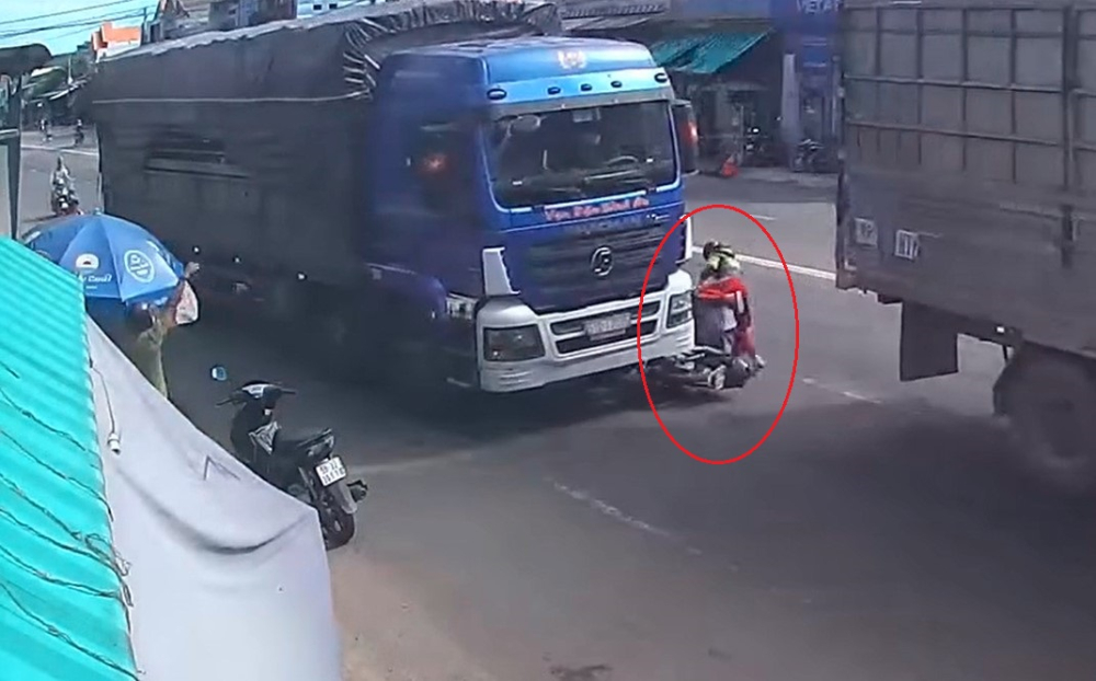 Chiếc ô tô tải tông trúng chiếc xe máy của người phụ nữ
