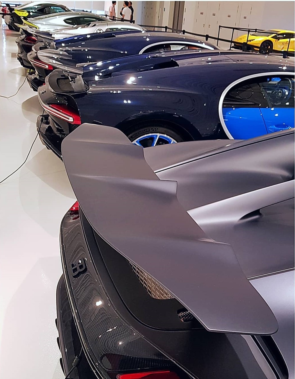 Wearnes Automotive từng đón khách VIP trong sự kiện ra mắt siêu xe điện Rimac C_Two vào năm 2019 với dàn xe hypercar xếp hàng dài, điểm nhấn là bộ 3 Bugatti Chiron với chiếc gần ảnh nhất, mang màu sơn mờ là siêu phẩm Bugatti Chiron Sport 110 Ans Edition