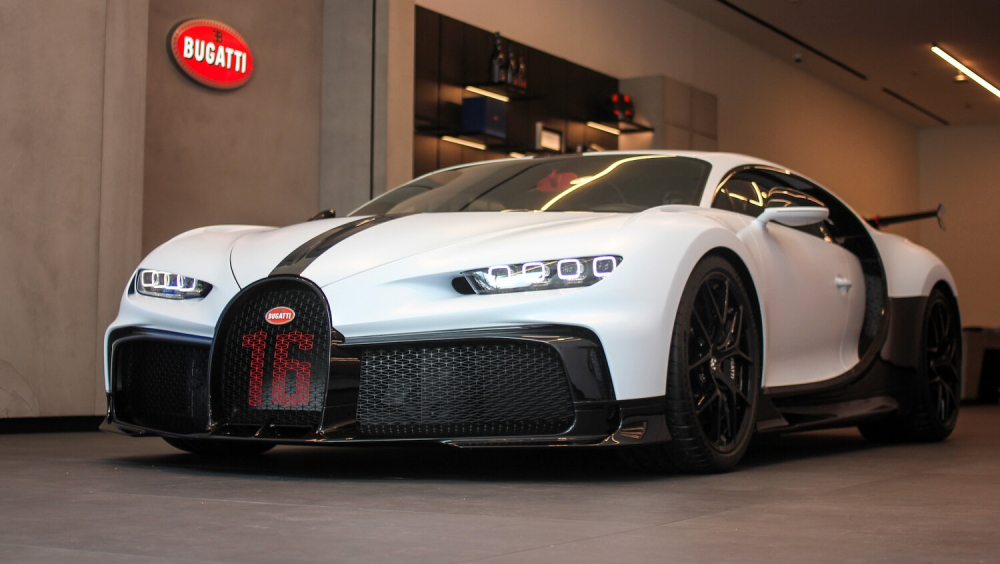 Bugatti Chiron Pur Sport được mang về Singapore để khai trương đại lý Bugatti đầu tiên ở Đông Nam Á và thứ 2 tại châu Á