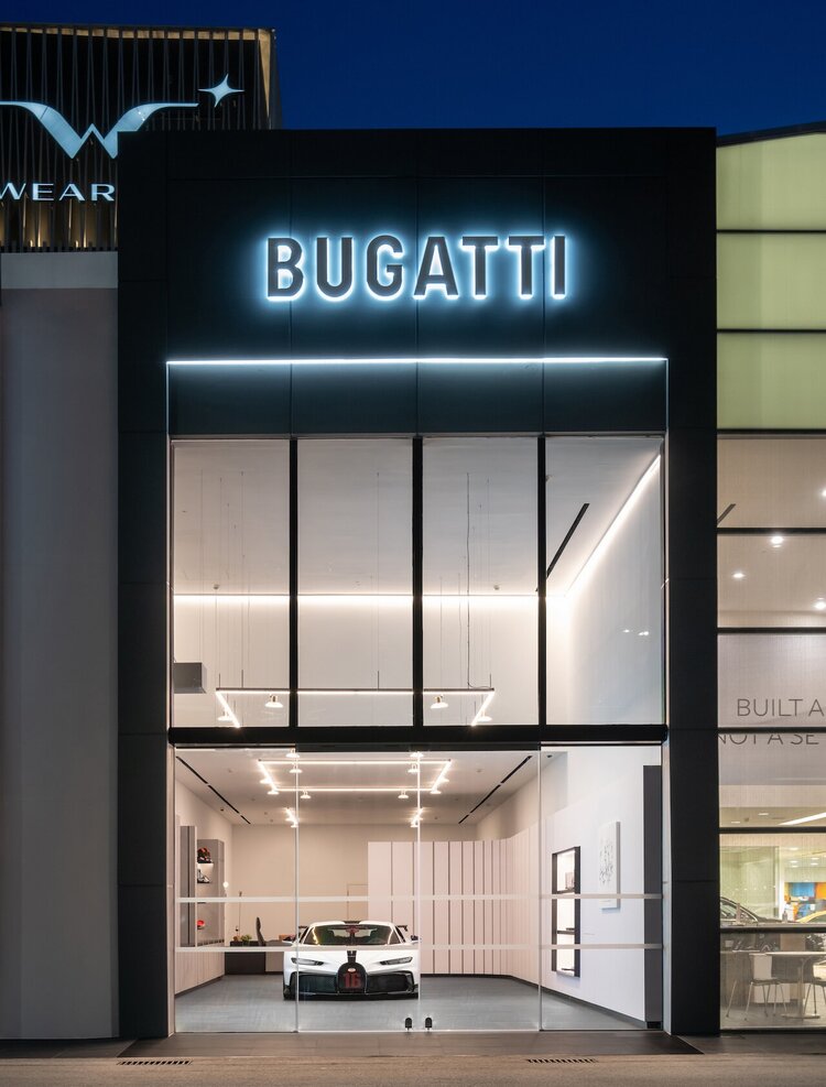 Đại lý thứ 6 của Bugatti đã được mở ra ở thế giới và đặt tại con đường Leng Kee Rd hay được gọi là thánh địa siêu xe của Singapore khi tập trung hầu hết các thương hiệu xe đình đám trên thế giới mở đại lý