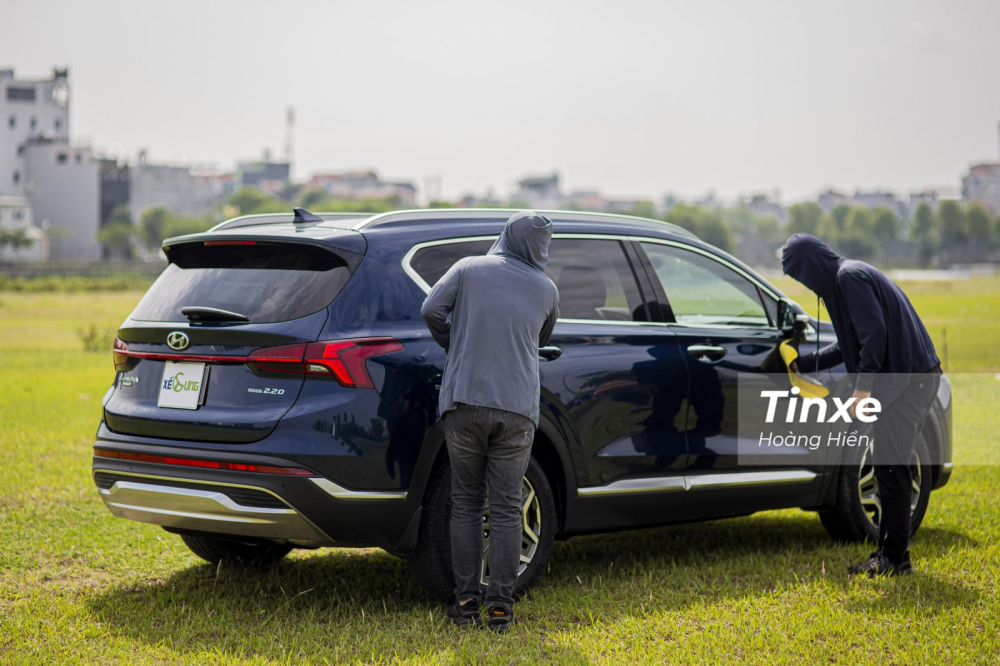 Đ&egrave;n hậu phản quang ở Hyundai Santa Fe 2021 đ&atilde; tinh tế hơn.