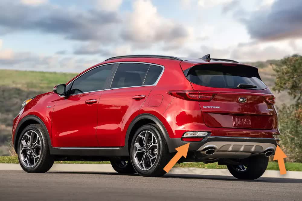 KIA Sportage 2021 với cụm đ&egrave;n hậu phản quang thấp hơn.