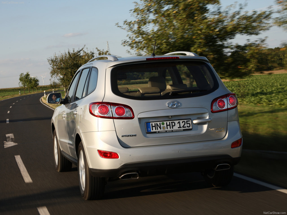 Hyundai Santa Fe 2010 với cụm đ&egrave;n hậu phản quang kh&aacute; th&ocirc;