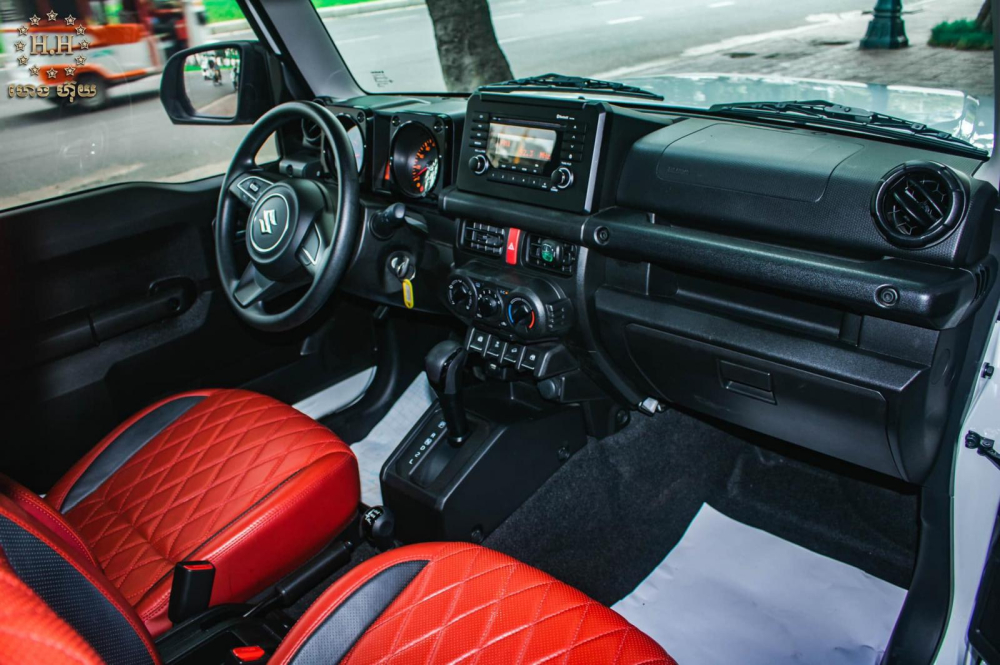 Nội thất b&ecirc;n trong chiếc Suzuki Jimny độ