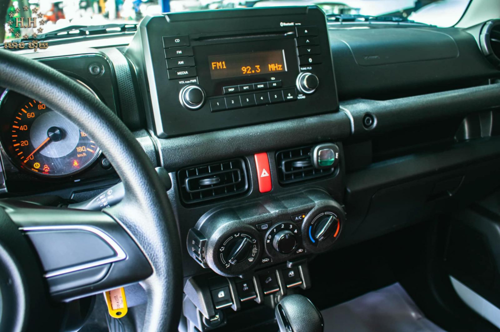 Chiếc Suzuki Jimny n&agrave;y kh&ocirc;ng c&oacute; m&agrave;n h&igrave;nh cảm ứng của hệ thống th&ocirc;ng tin giải tr&iacute;