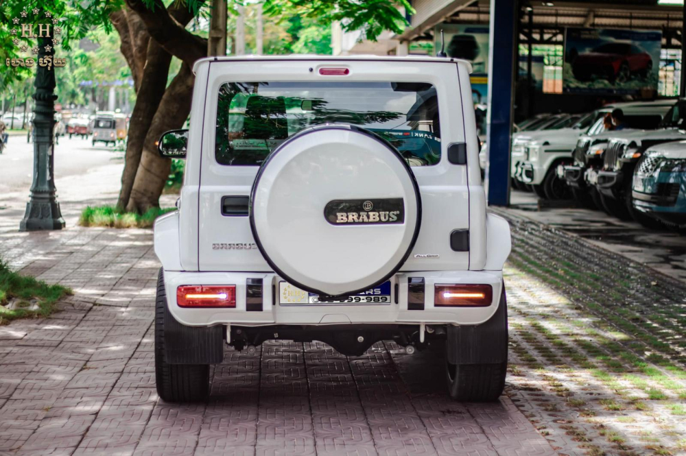 Nh&igrave;n từ ph&iacute;a sau, chiếc Suzuki Jimny độ n&agrave;y tr&ocirc;ng chẳng kh&aacute;c g&igrave; Mercedes-AMG G63
