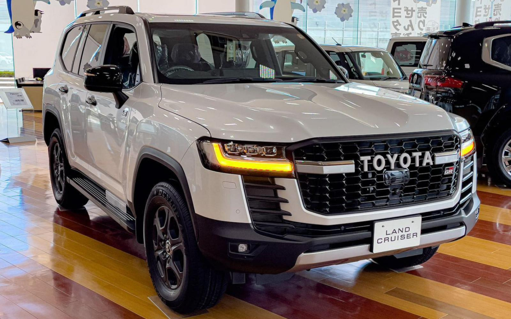Toyota Land Cruiser GR Sport 2022 được trưng bày tại đại lý ở Nhật Bản