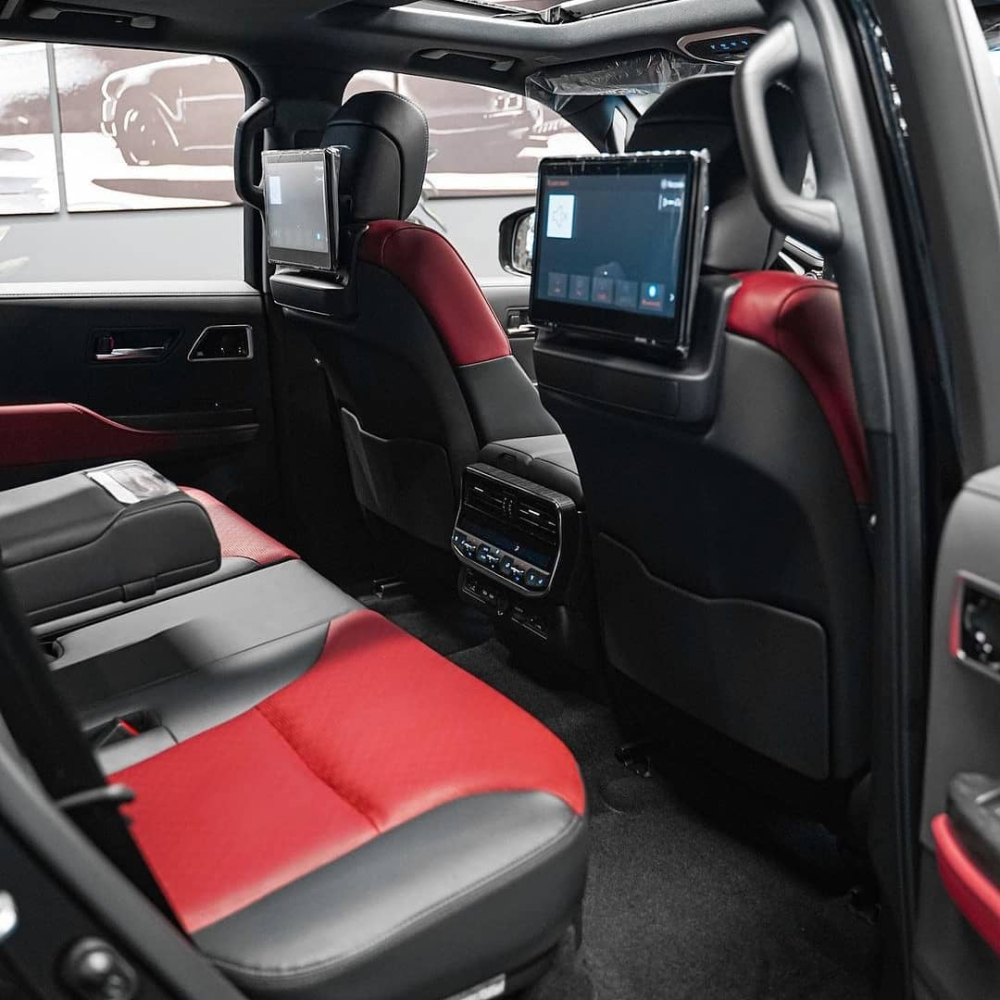 2 màn hình giải trí dành cho hàng ghế sau của Toyota Land Cruiser GR Sport 2022
