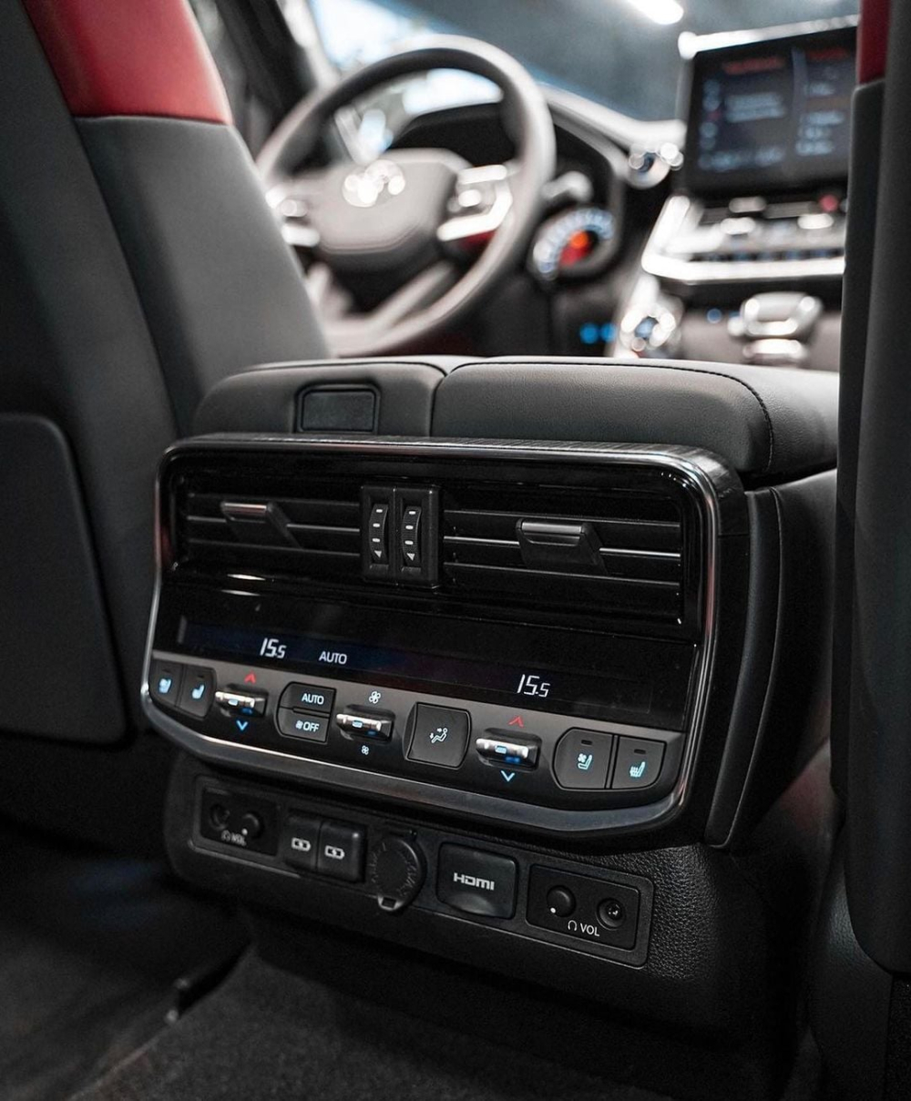 Cửa gió điều hòa và bảng điều khiển dành cho hành khách phía sau của Toyota Land Cruiser GR Sport 2022