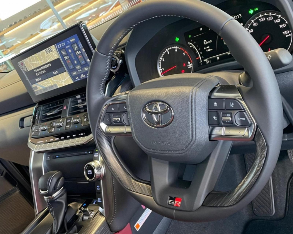 Vô lăng bọc da và ốp gỗ của Toyota Land Cruiser GR Sport 2022