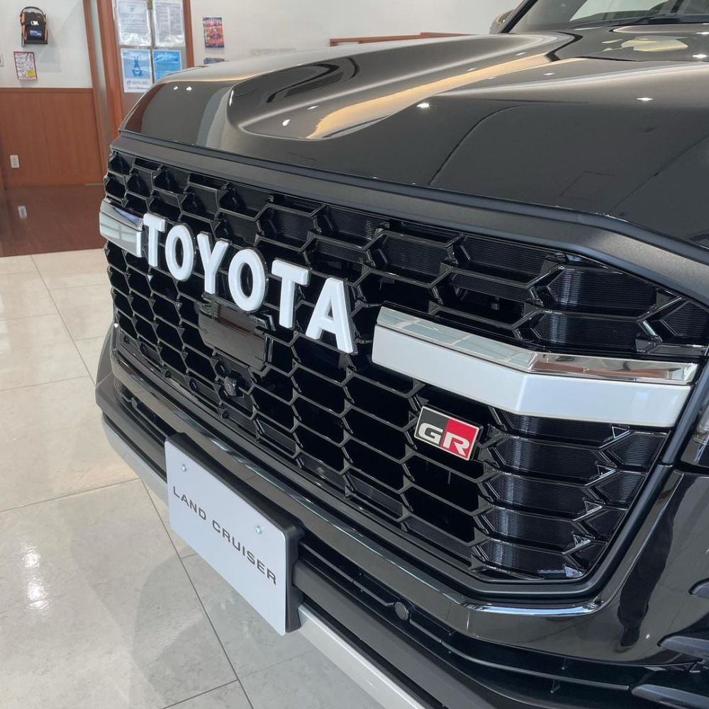 Logo GR trên lưới tản nhiệt của Toyota Land Cruiser GR Sport 2022