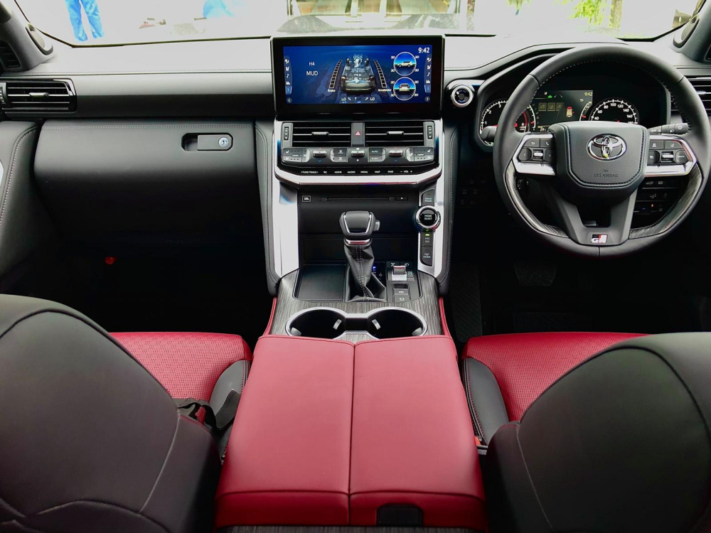 Nội thất bên trong Toyota Land Cruiser GR Sport 2022