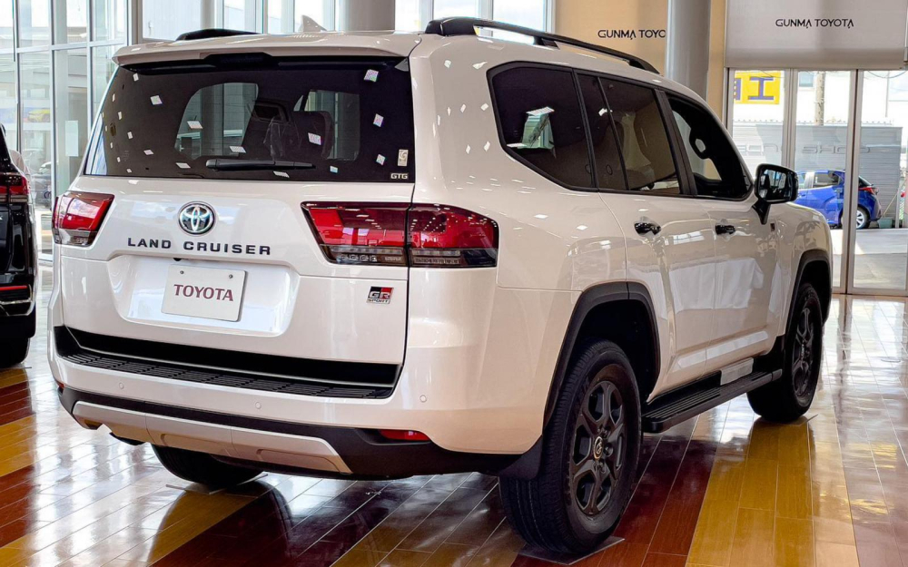 Cận cảnh đầu xe của Toyota Land Cruiser GR Sport 2022 nhìn từ đằng sau