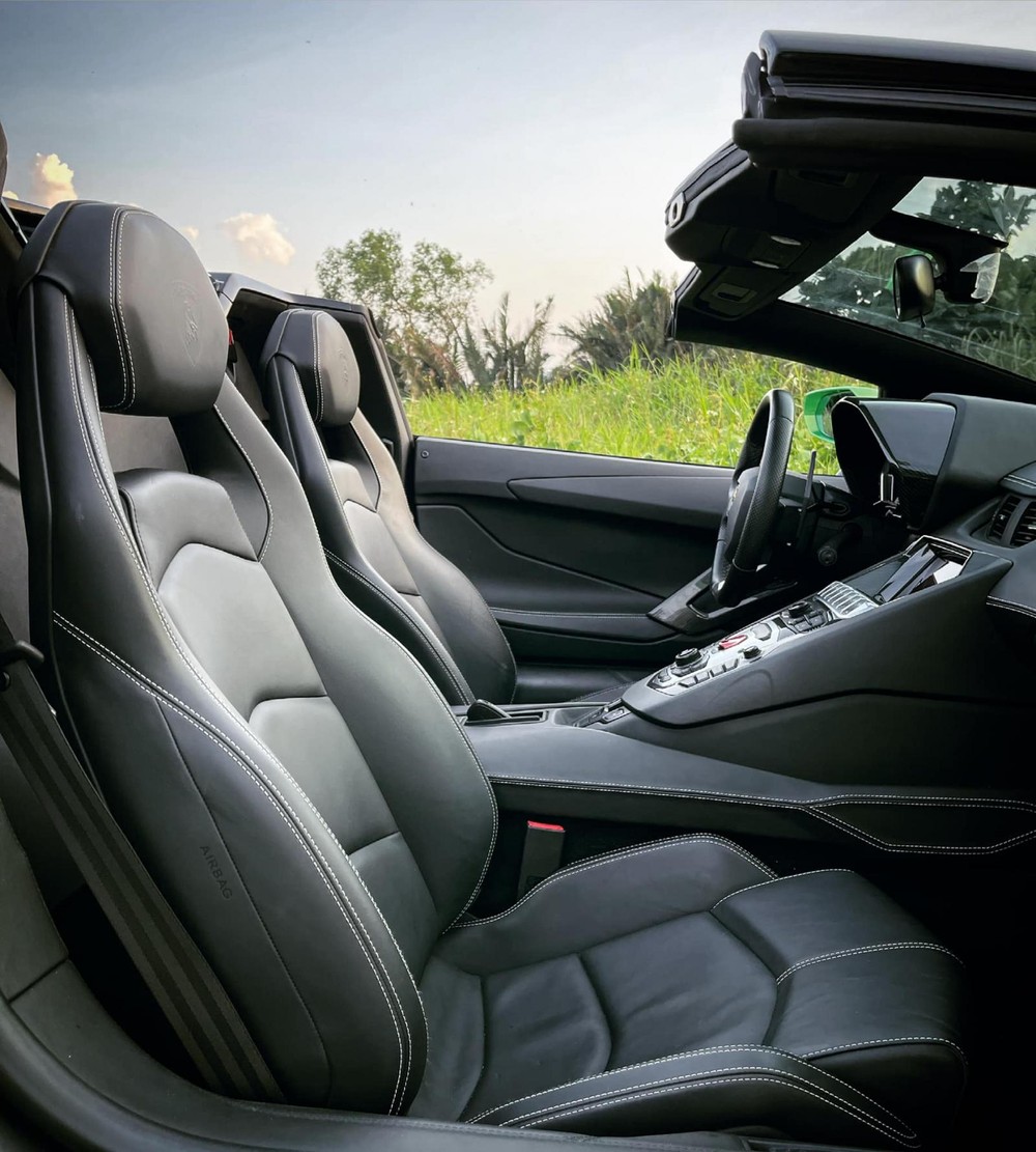 Khoang l&aacute;i zin của chiếc xe Lamborghini Aventador LP700-4 Roadster