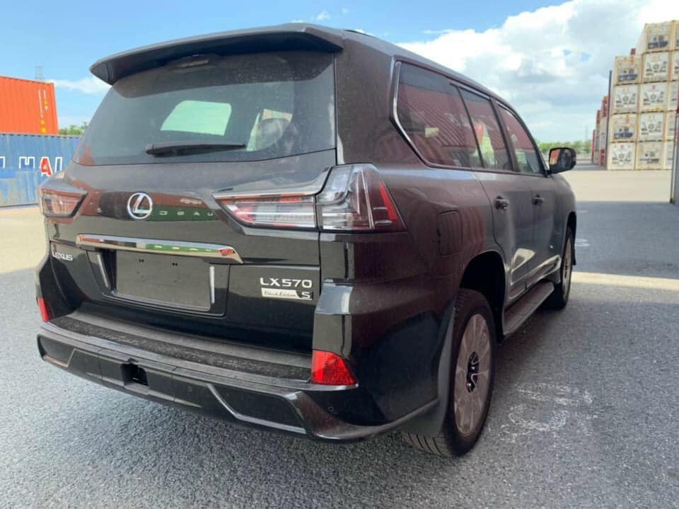 Còn đây là thiết kế đuôi xe Lexus LX570 Black Edition 2021