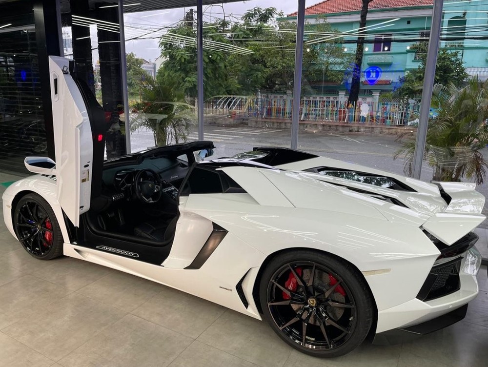 H&igrave;nh ảnh chiếc si&ecirc;u xe mui trần Lamborghini Aventador LP700-4 l&uacute;c chưa phẫu thuật nội thất