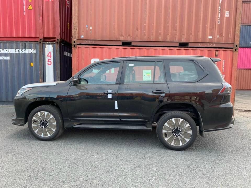 Chuyên cơ mặt đất Lexus LX570 phiên bản Black Edition 2021 đầu tiên về nước, giá trải nghiệm gần 10 tỷ đồng