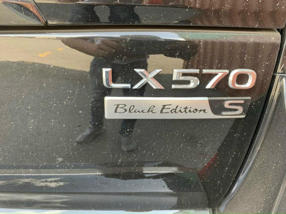 Logo Black Edition S của xe