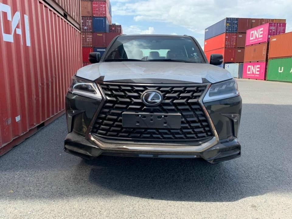 Lexus LX570 phiên bản Black Edition 2021 nhìn từ đầu xe
