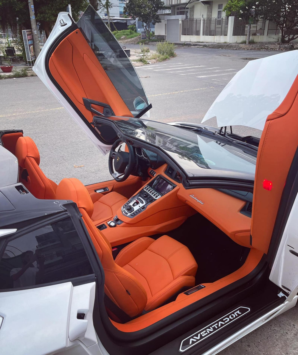 Lamborghini Aventador mui trần được chủ nh&acirc;n cho thay &aacute;o nội thất