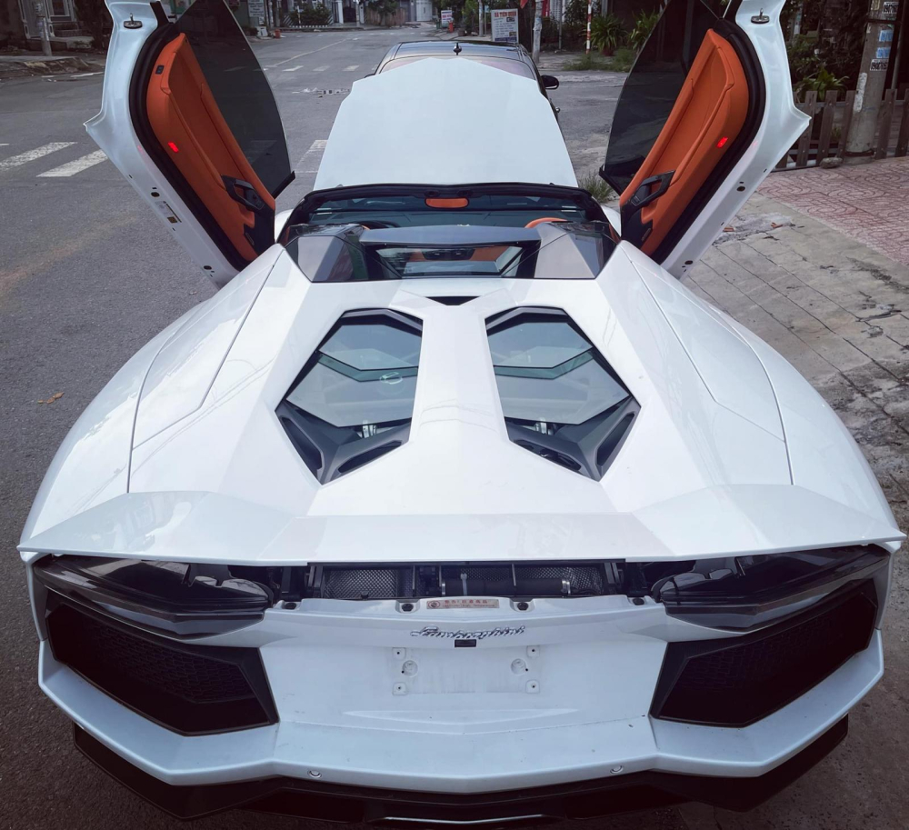 Đ&acirc;y l&agrave; 1 trong 4 chiếc si&ecirc;u xe mui trần Lamborghini Aventador LP700-4 Roadster đang c&oacute; mặt tại Việt Nam