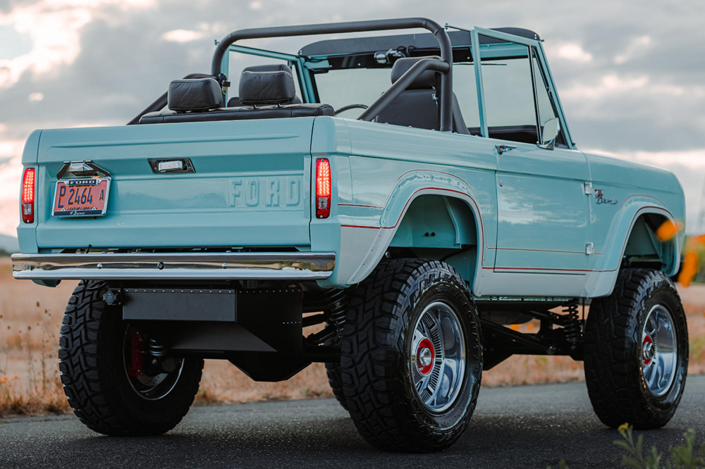 Ph&iacute;a sau của chiếc Ford Bronco  Fuelie Electric