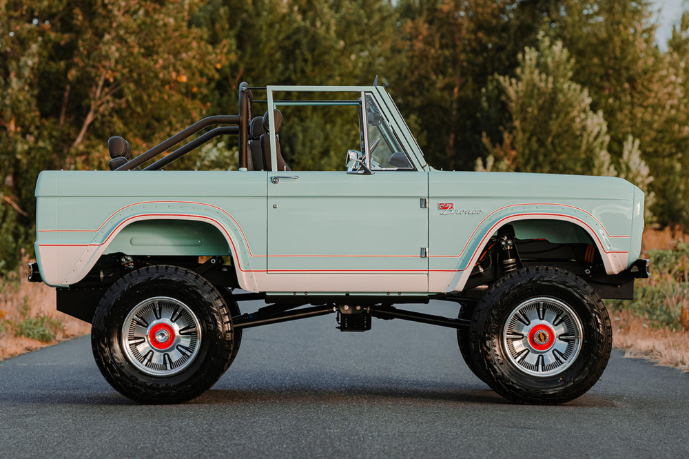 Ph&iacute;a b&ecirc;n sườn của chiếc Ford Bronco  Fuelie Electric